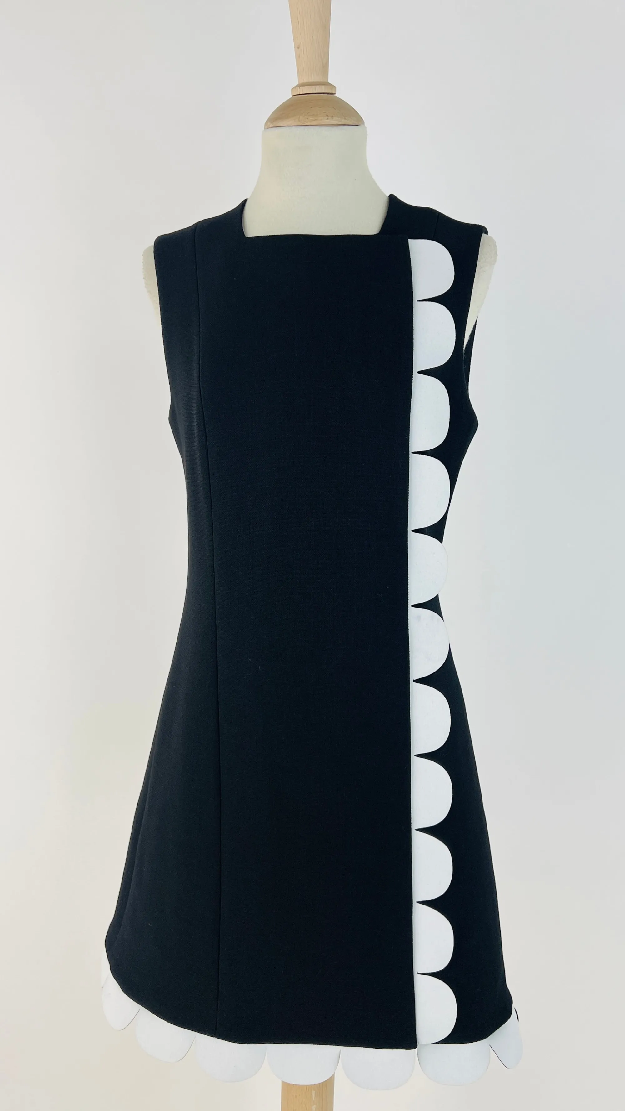 Donna VICTORIA victoria beckham Abiti Corti | Bianco/nero/grigio>Abito nero dettaglio smerlato bianco