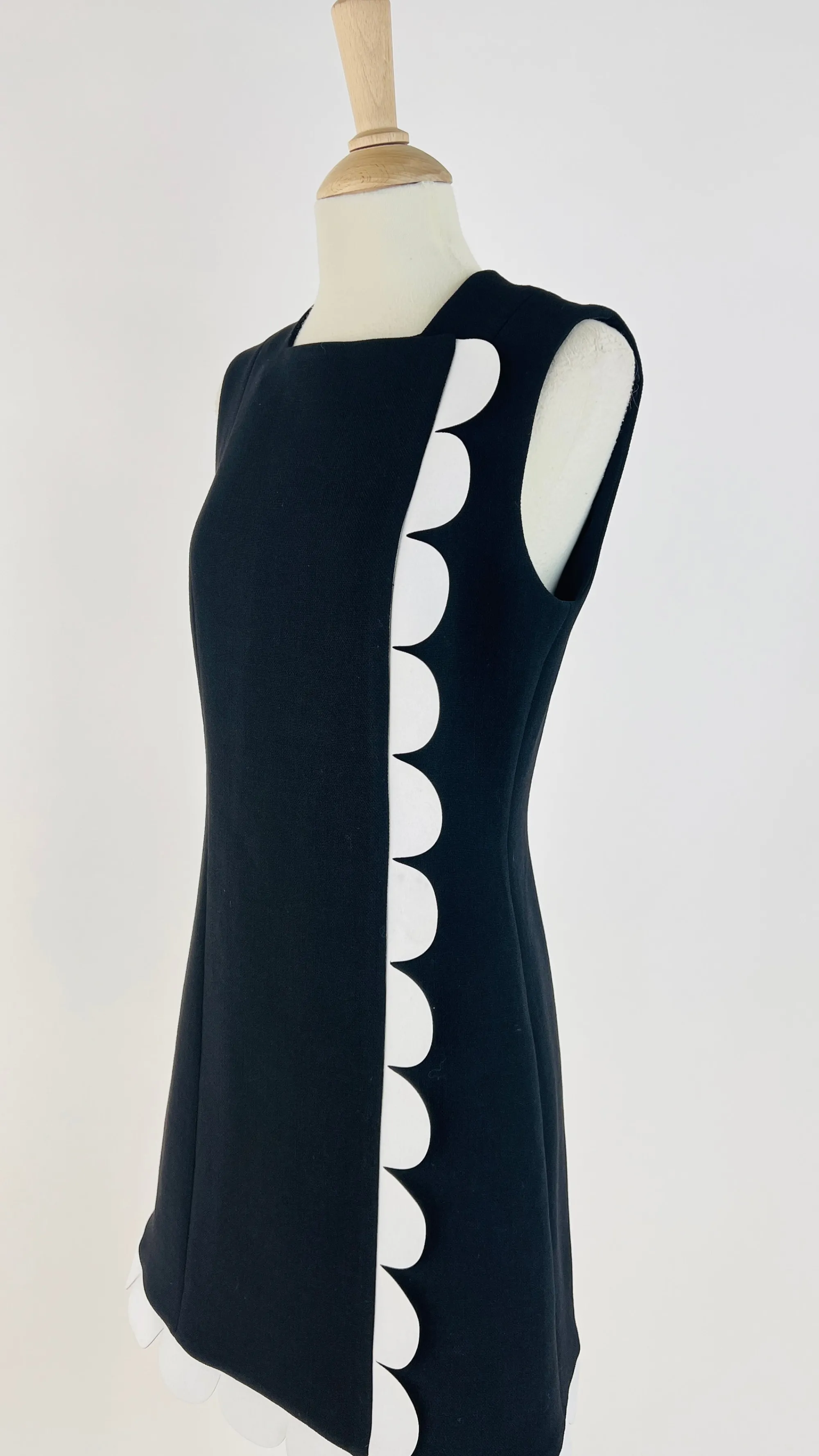 Donna VICTORIA victoria beckham Abiti Corti | Bianco/nero/grigio>Abito nero dettaglio smerlato bianco