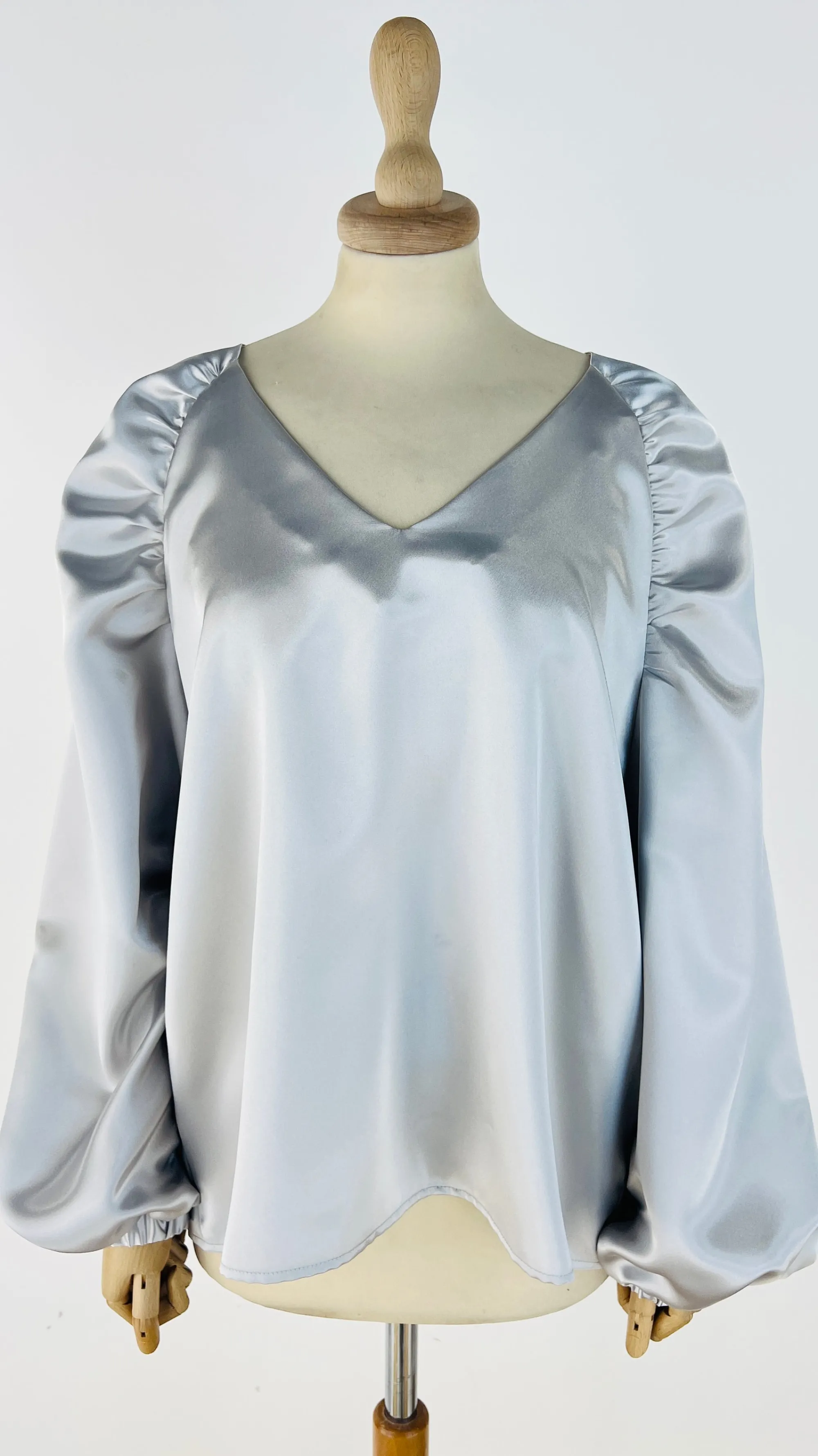 Donna SERENA Davini milano Longsleeves | Bianco/nero/grigio>Blusa a V satin con arriccio