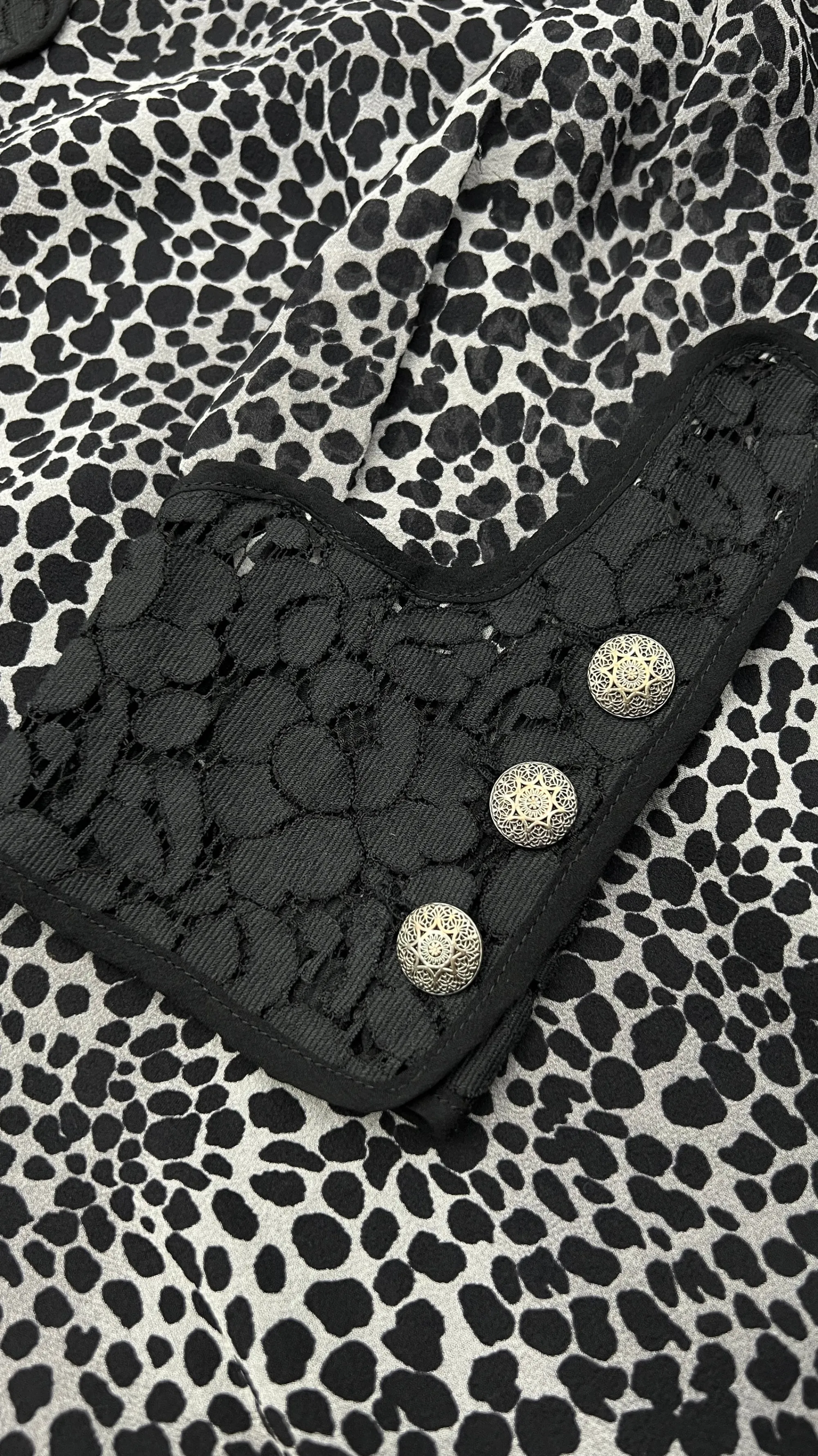 Donna Jo No Fui Camicie | Bianco/nero/grigio>Camicia animalier con dettagli pizzo