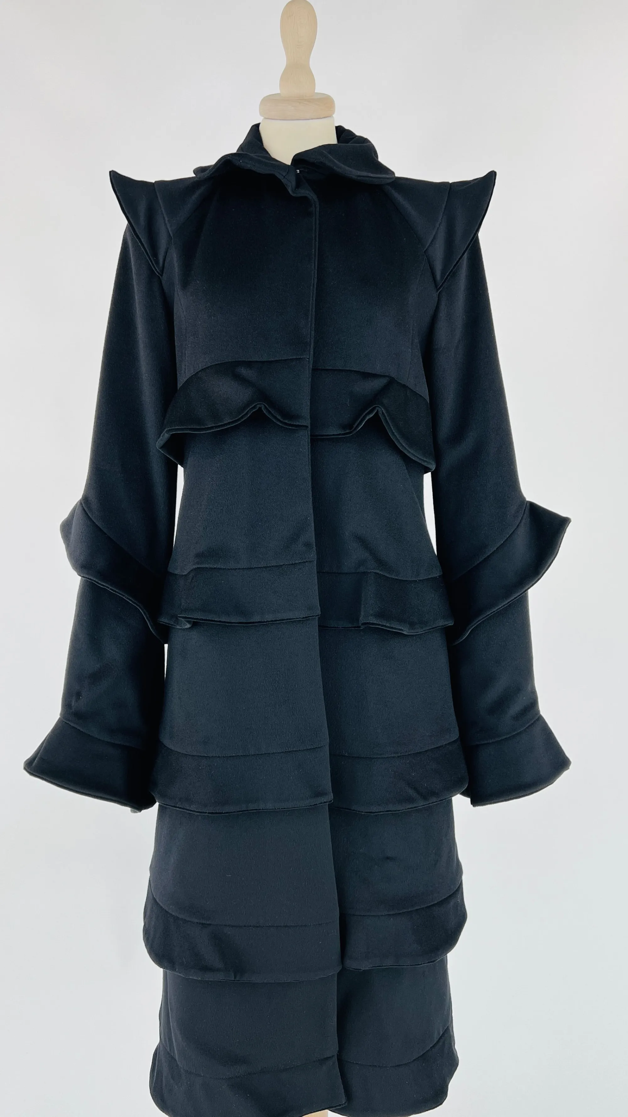 Donna Yves Saint Laurent Cappotti, Trench, Soprabiti | Bianco/nero/grigio>Cappotto in lana con volant