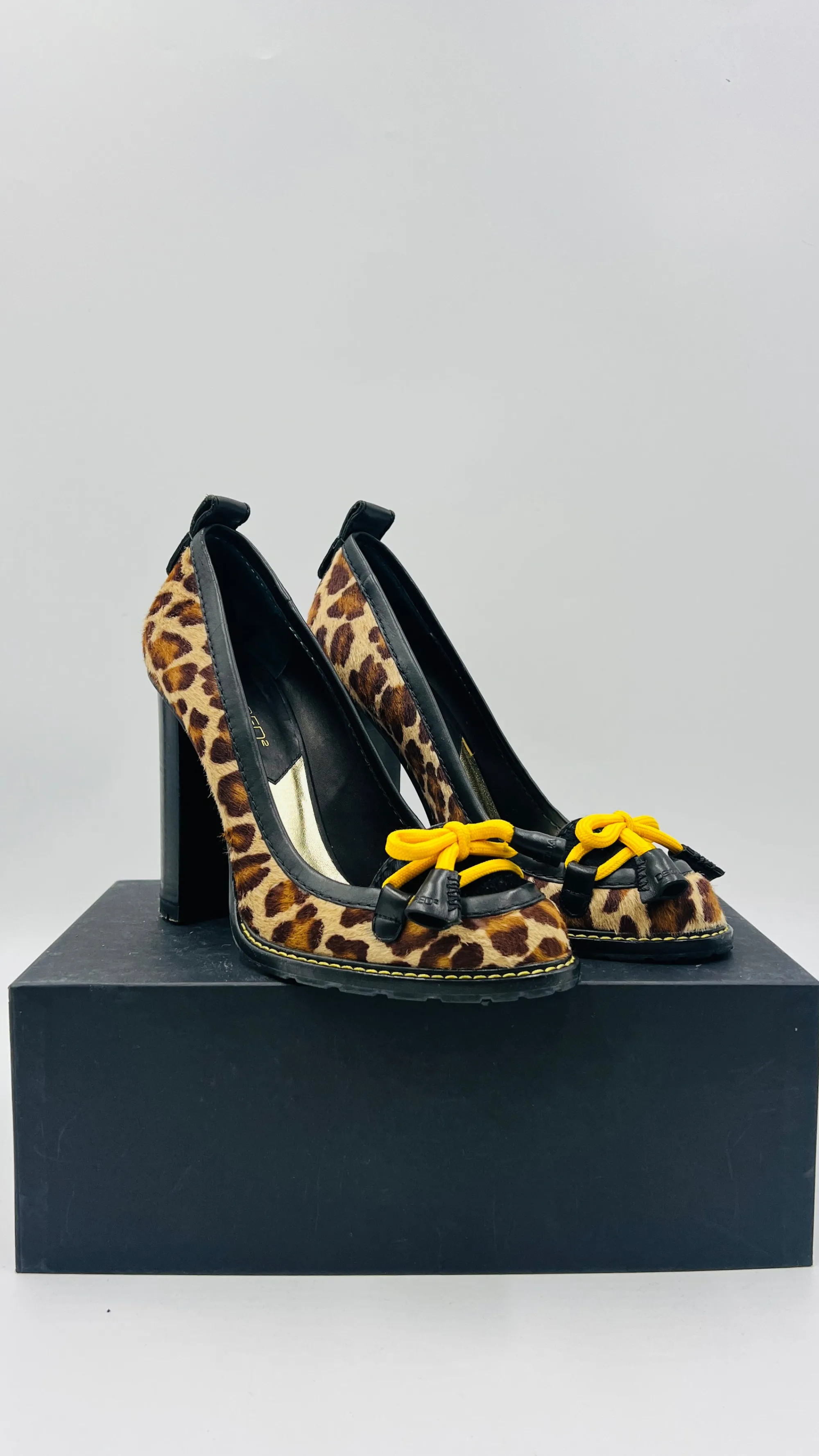 DSQUARED2 Scarpe>Décolleté animalier con fiocco giallo