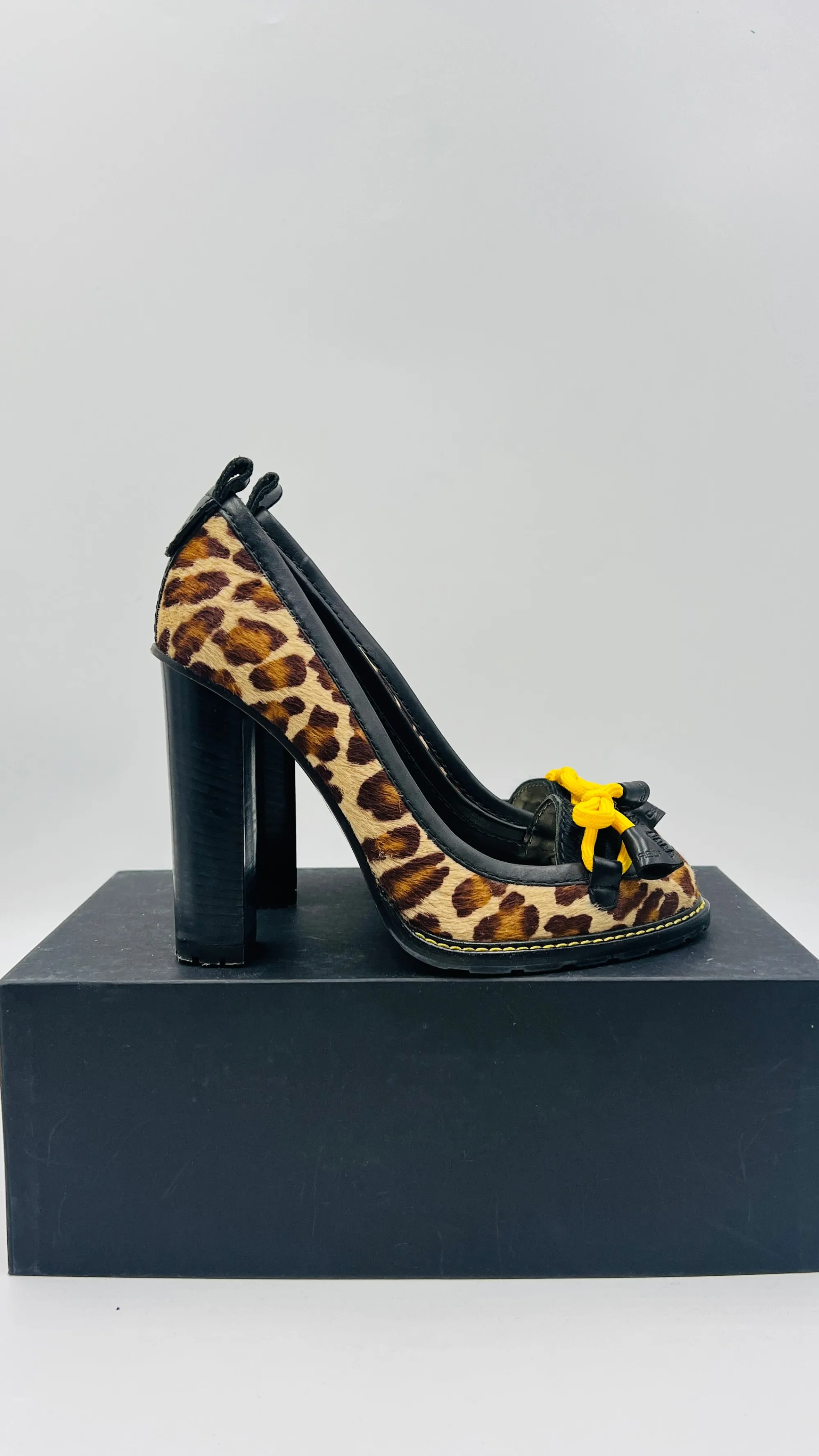 DSQUARED2 Scarpe>Décolleté animalier con fiocco giallo