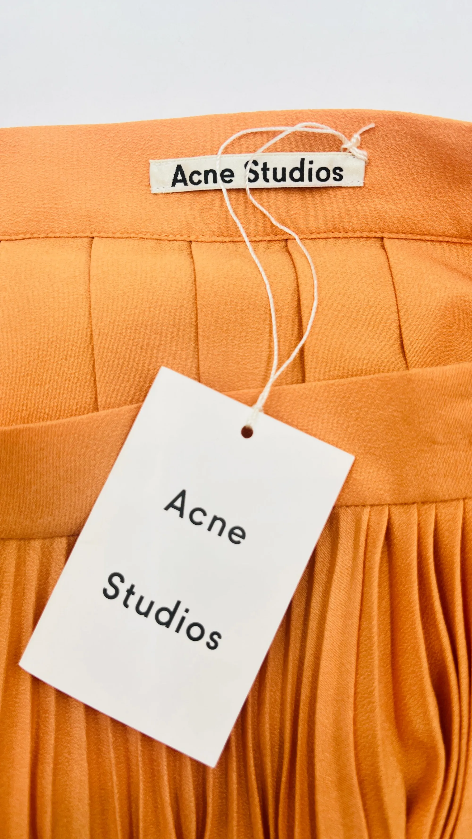 Donna ACNE Gonne>Gonna midi svasata plissé con cartellino