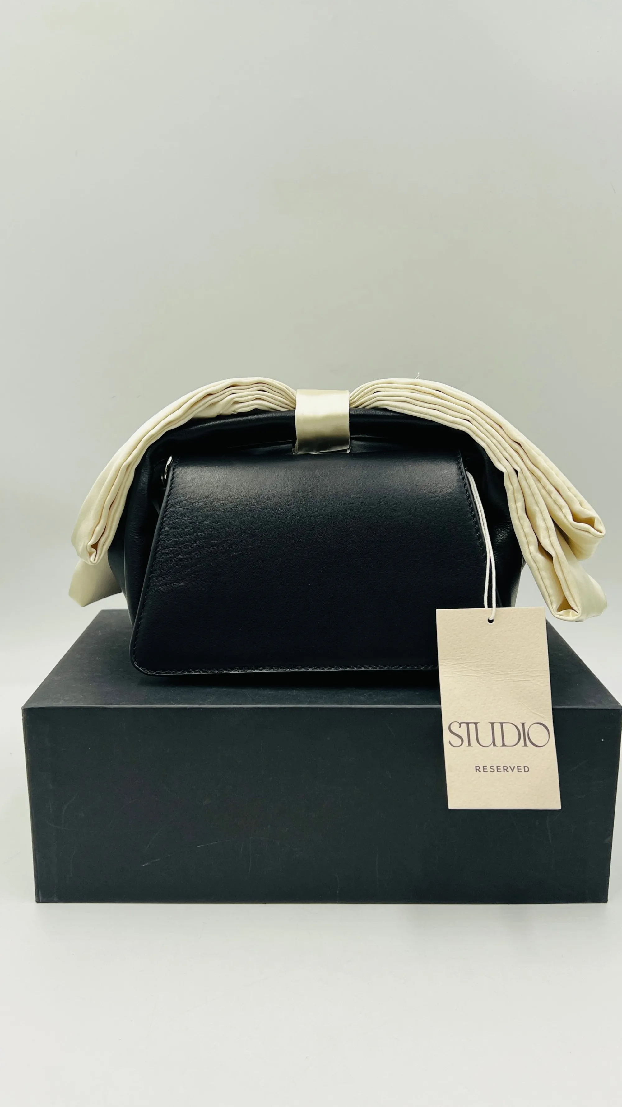 RESERVED Borse>Pochette con maxi fiocco e cartellino