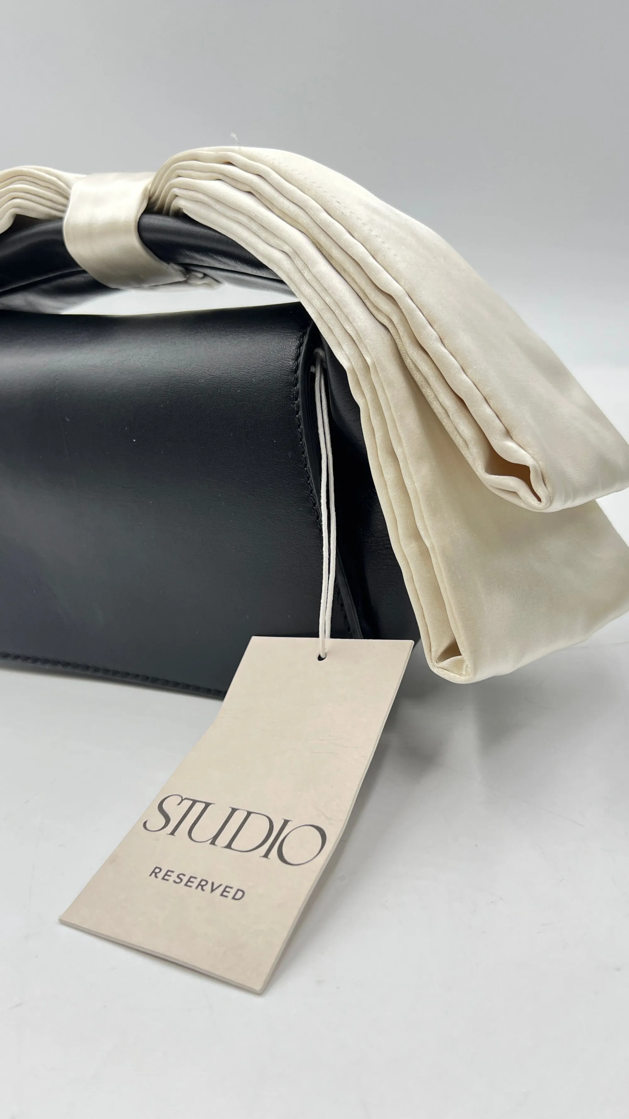 RESERVED Borse>Pochette con maxi fiocco e cartellino