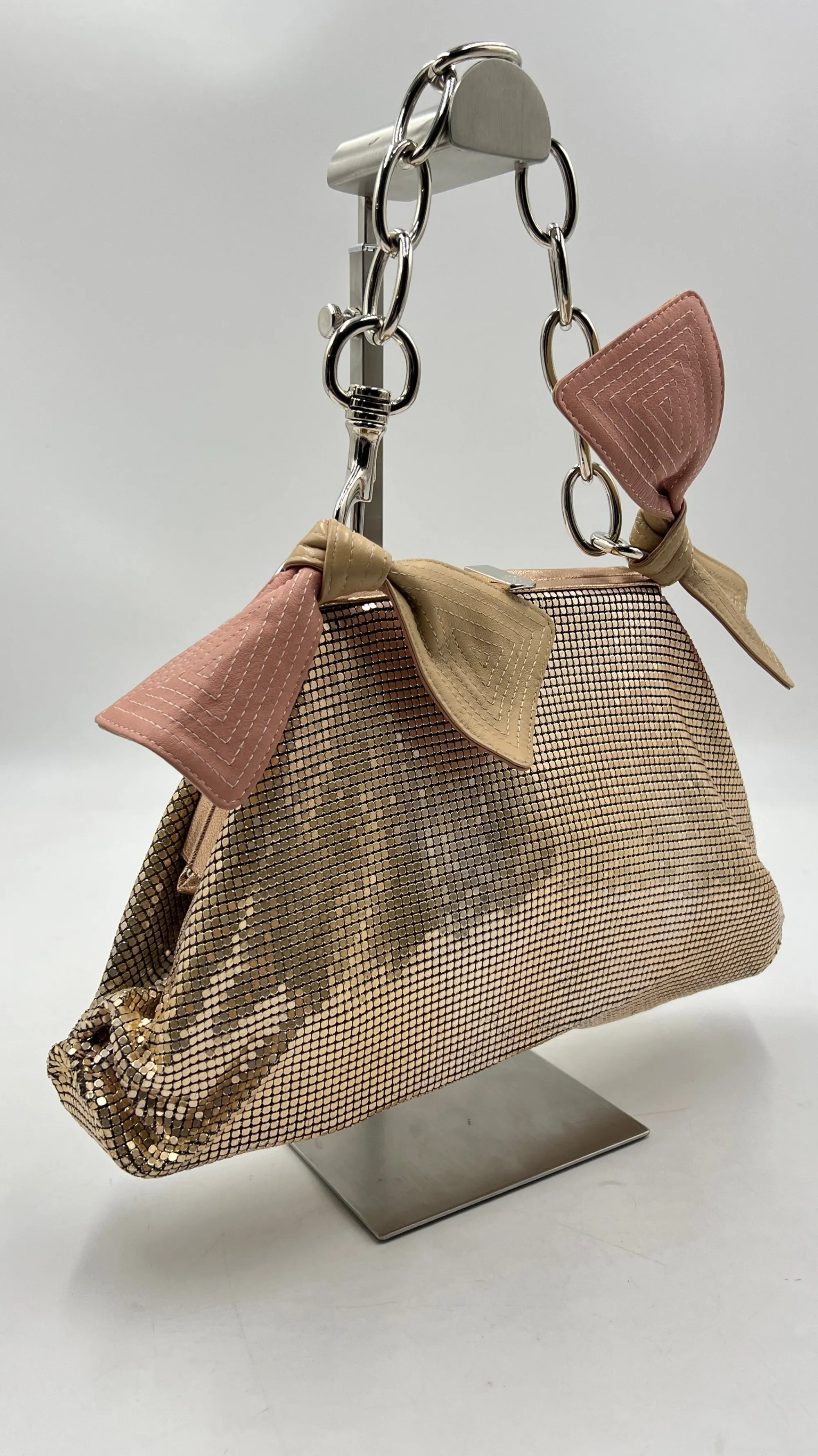 GIANNI VERSACE Borse>Pochette maglia metallica con fiocchi