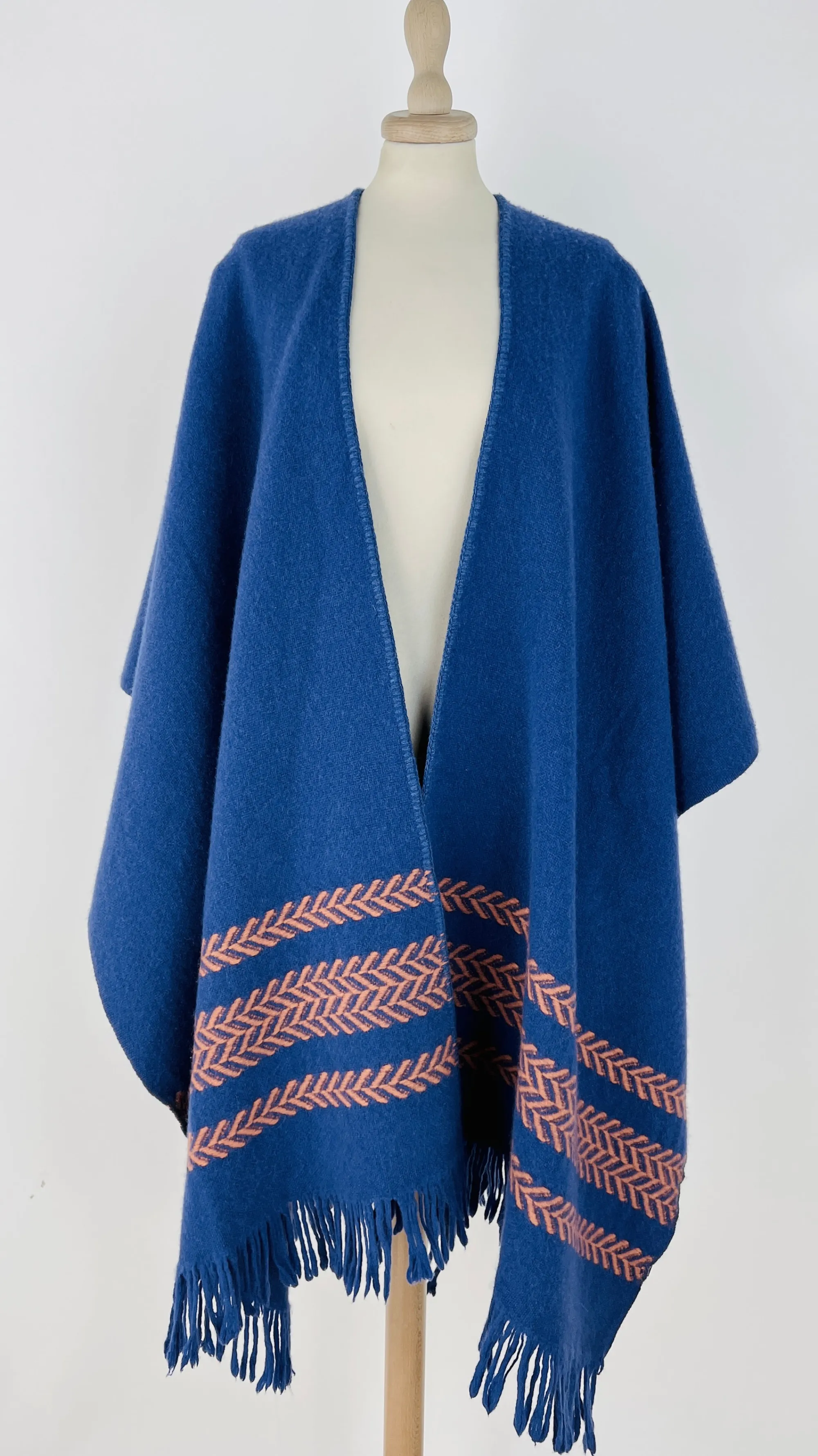 MR u0026 MRS Sciarpe E Cappelli>Poncho dettaglio spigato con cartellino