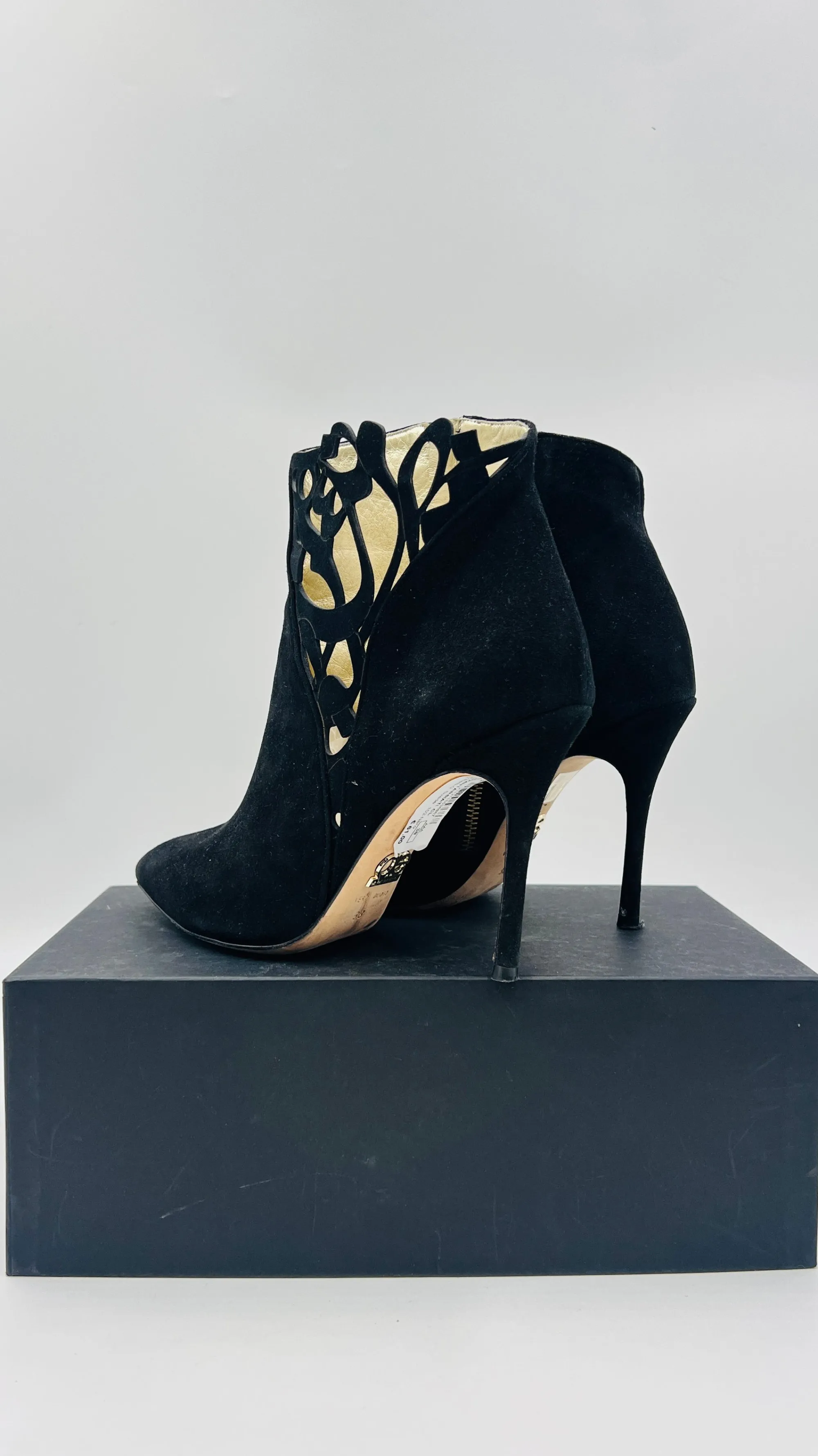 Ae Scarpe>Stivaletti con intagli decorativi